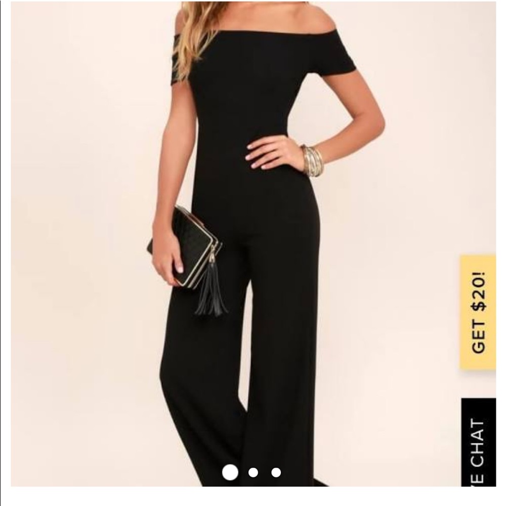 Lulu’s off the shoulder jumper. Size XS. Form-fitting & flattering!